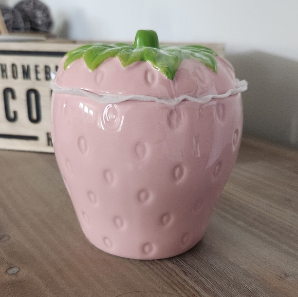 Lang Strawberry Mug with Lid NWT, Hand-painted coffee mug, farmhouse really cute - Picture 7 of 14